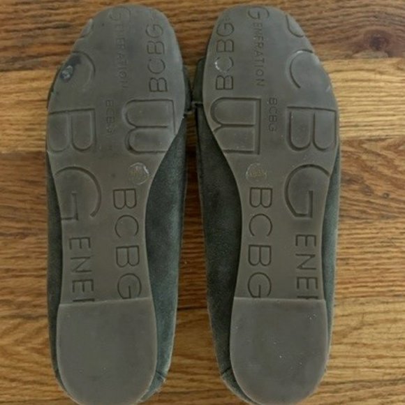 BCBG Generation Green Suede Buckle Loafer/Flat, size 8B - Picture 2 of 6